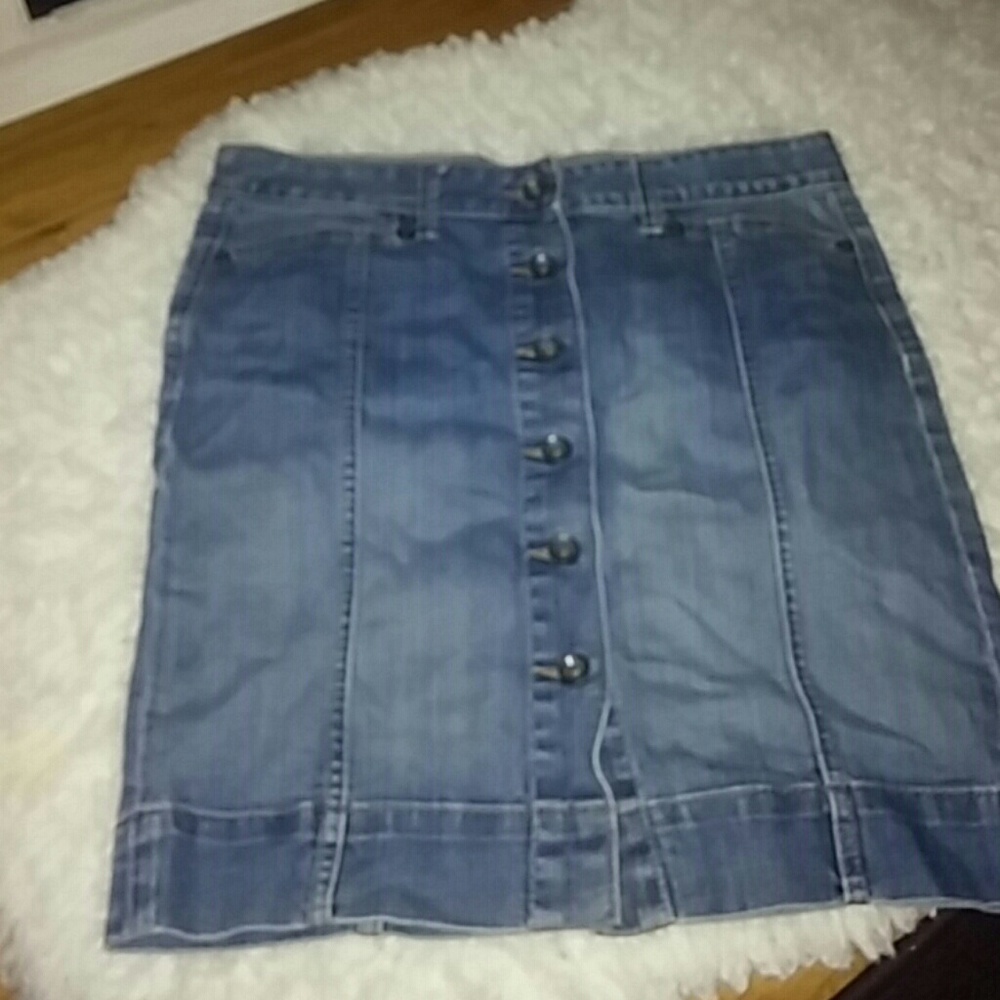 Limited Edition Gap denim button skirt